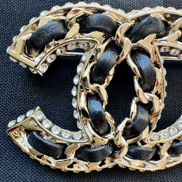 CHANEL 2023 23P GOLDEN GOLD TONE CC LOGO BLACK LEATHER CHAIN CRYSTALS BROOCH PIN - Picture 5 of 10